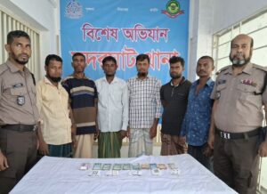 সদরঘাটে জুয়ার আসর থেকে ৬ জন গ্রেপ্তার, উদ্ধার নগদ টাকা ও তাস