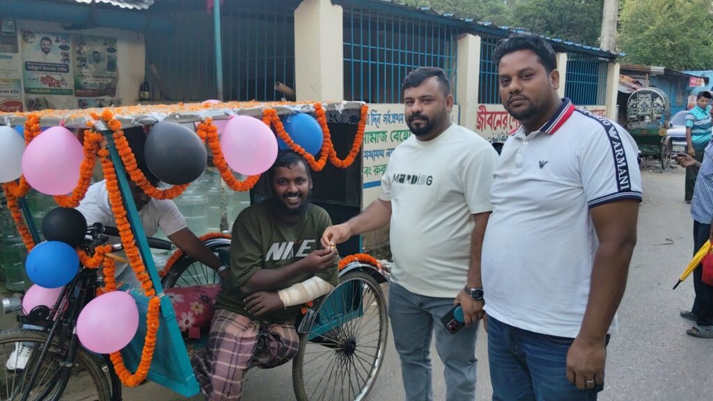 দুই পা হারানো জামালকে ব্যাটারিচালিত রিকশা দিল সাইফুল ইসলাম সাইফ ফাউন্ডেশন